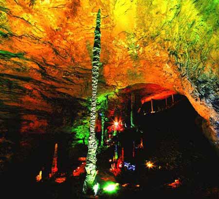 長沙出發(fā)到溶洞奇觀黃龍洞、天門山、玻璃棧道、鳳凰古城九景往返三日游